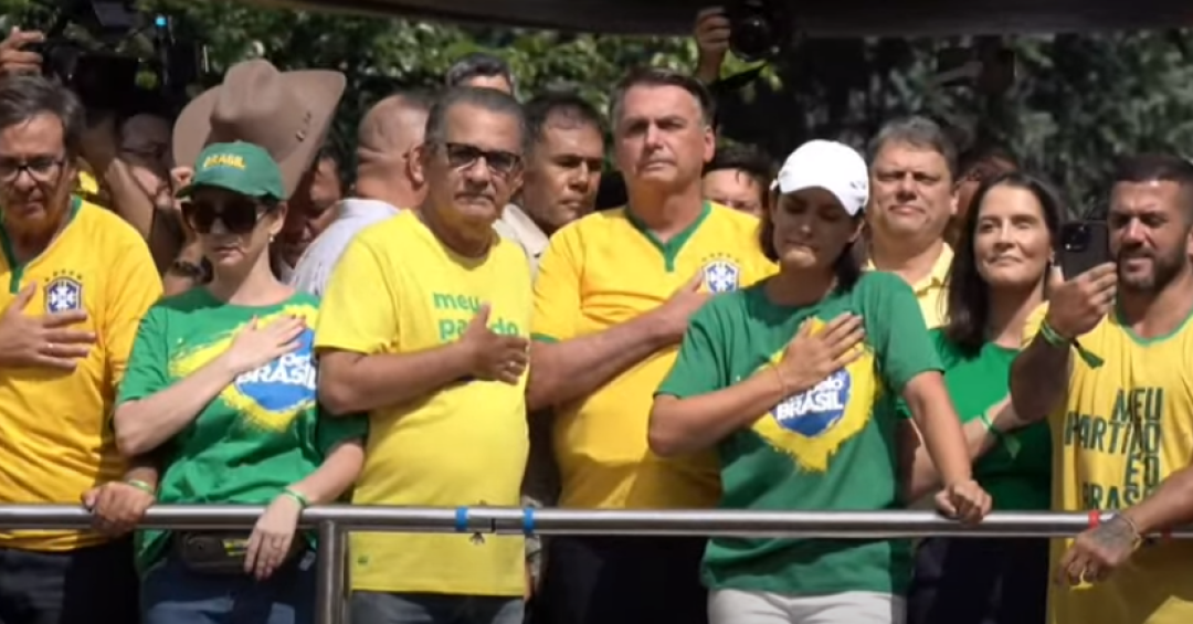 Com discursos de Flávio e Michelle, Bolsonaro tenta demonstrar força no RJ