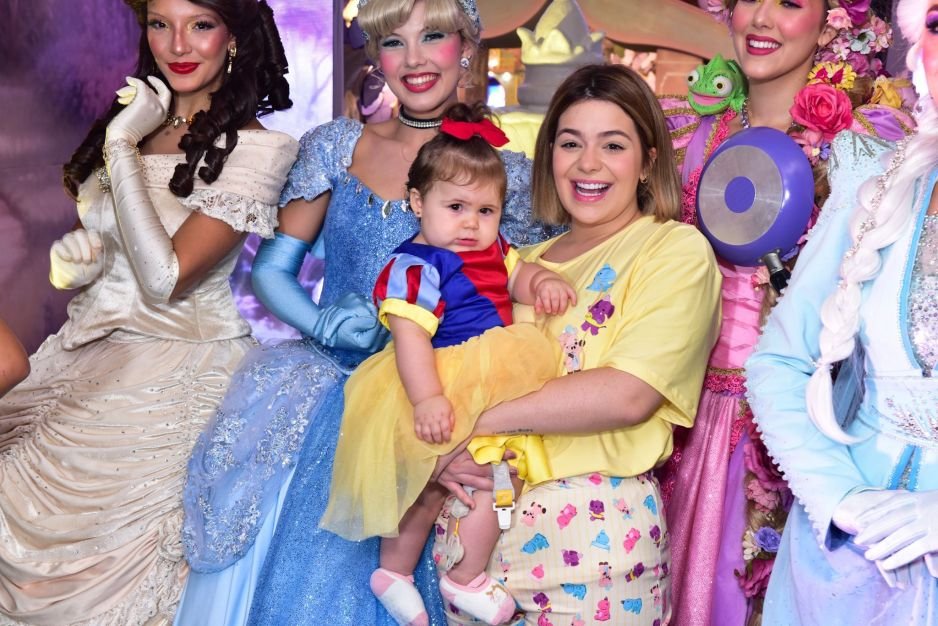 3º dia de aniversário da filha de Viih Tube tem café com princesas; veja fotos