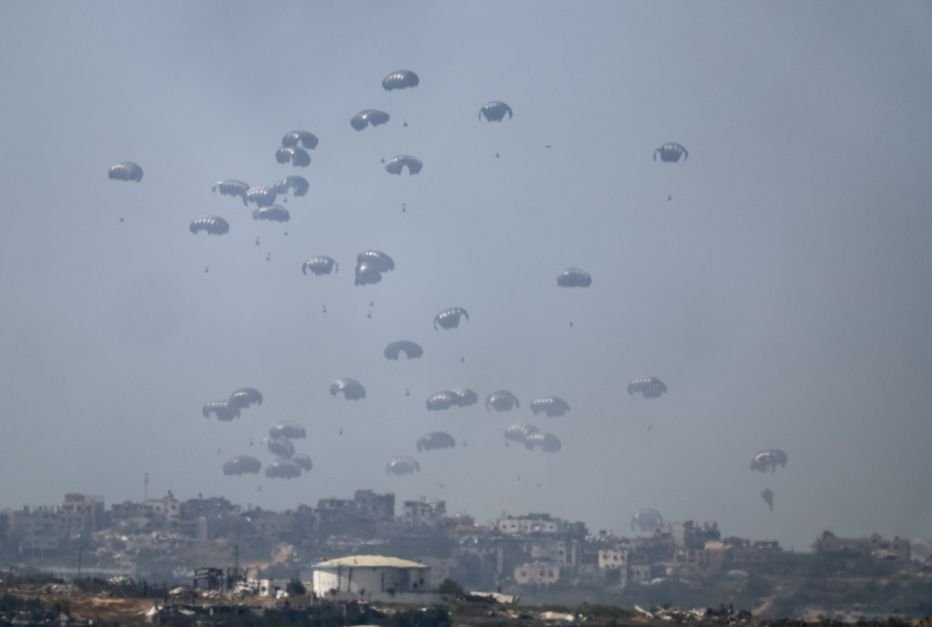 Após sobreviver a ataque aéreo, menino palestino morre em busca de ajuda