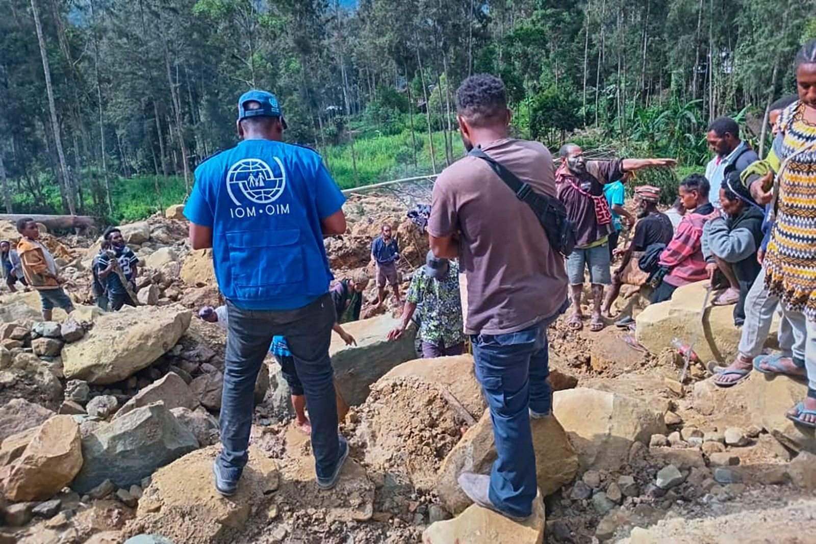 Mais de 2 mil podem estar soterrados em deslizamento na Papua-Nova Guiné