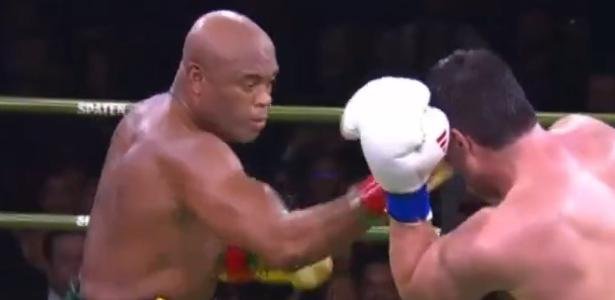 Anderson Silva faz luta morna e empata com Chael Sonnen em despedida do Brasil