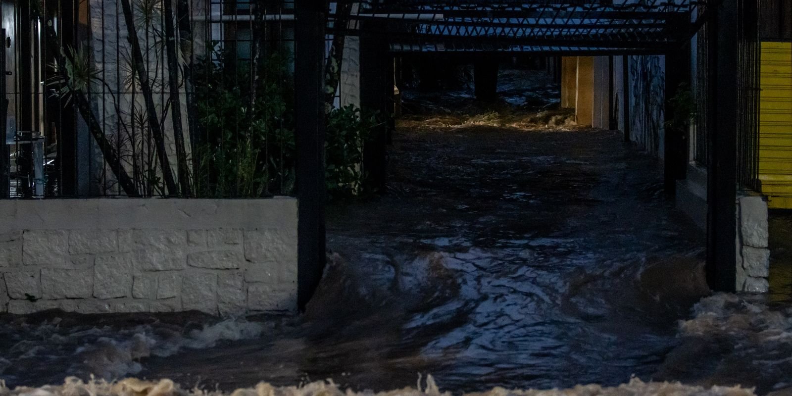 RS: Defesa Civil retira moradores de bairro com risco de deslizamento