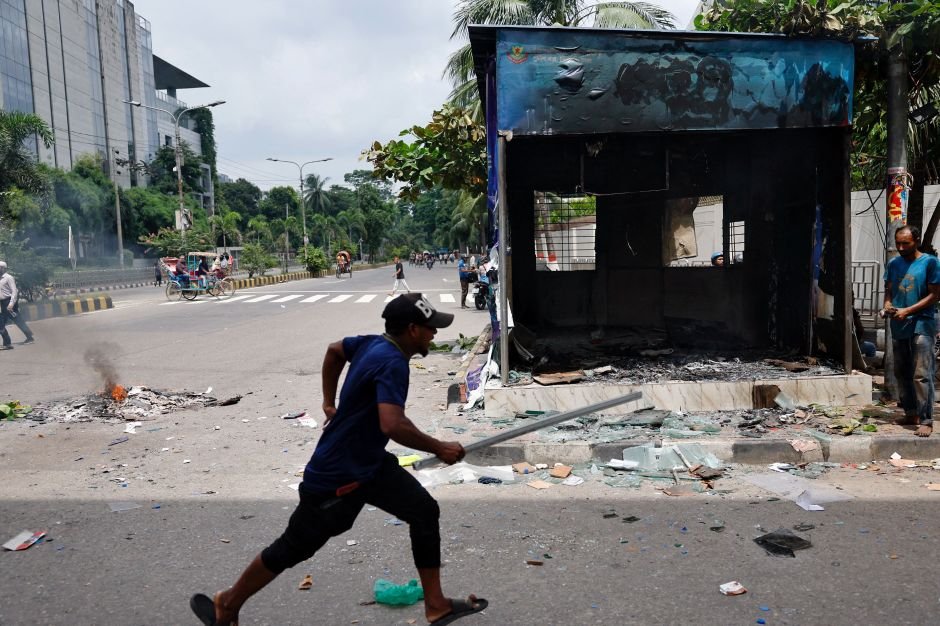 Ao menos 55 morrem em confrontos em protestos em Bangladesh; toque de recolher é imposto