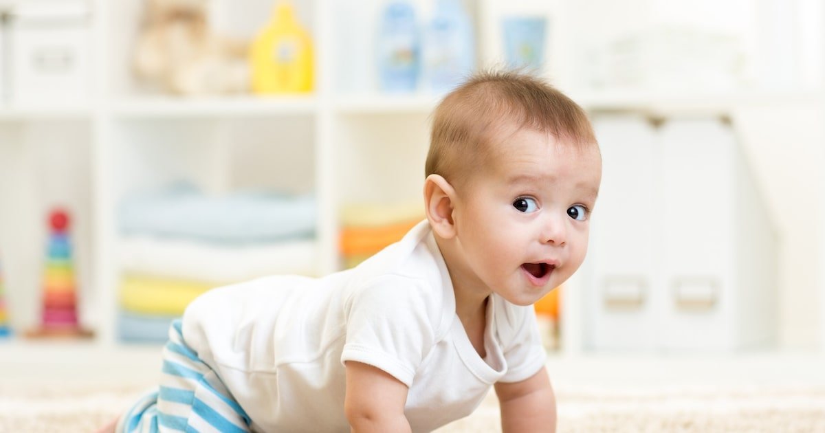 Bebês que exploram o chão com menos de 5 meses aprendem a andar antes, aponta pesquisa