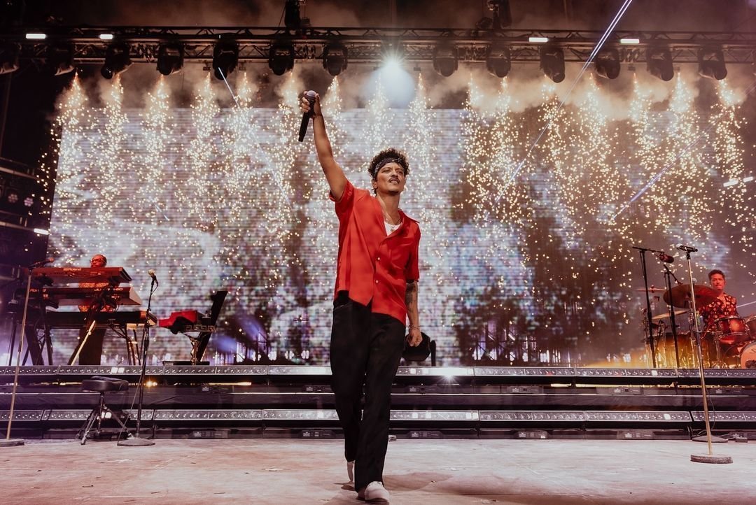 Bruno Mars encerra passagem pelo Rio com show neste domingo (20)