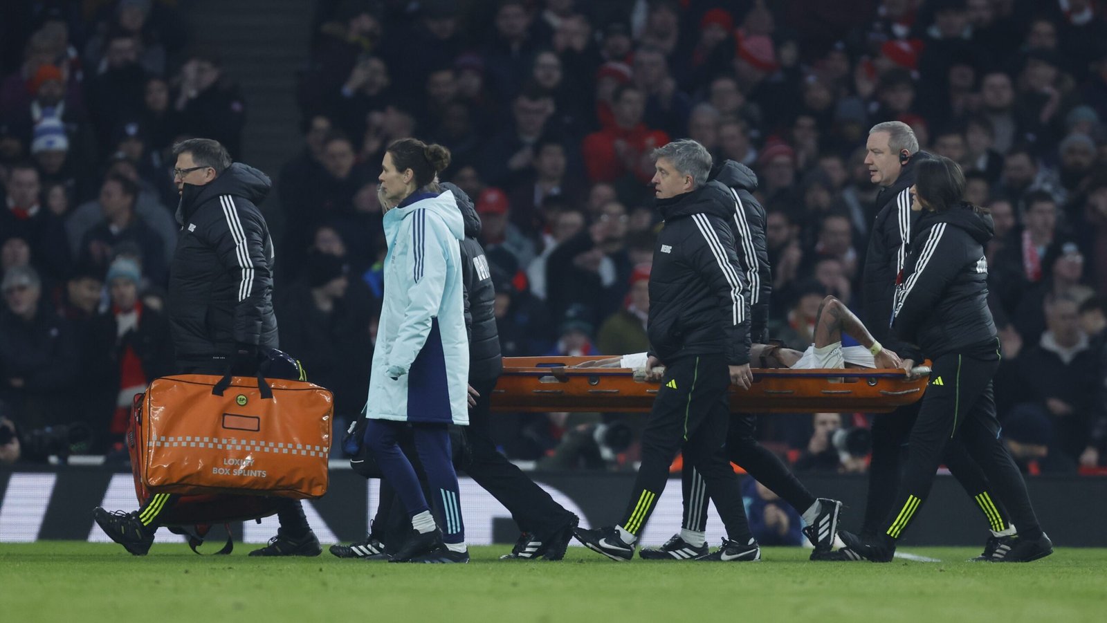 Gabriel Jesus sofre lesão e deixa jogo do Arsenal chorando